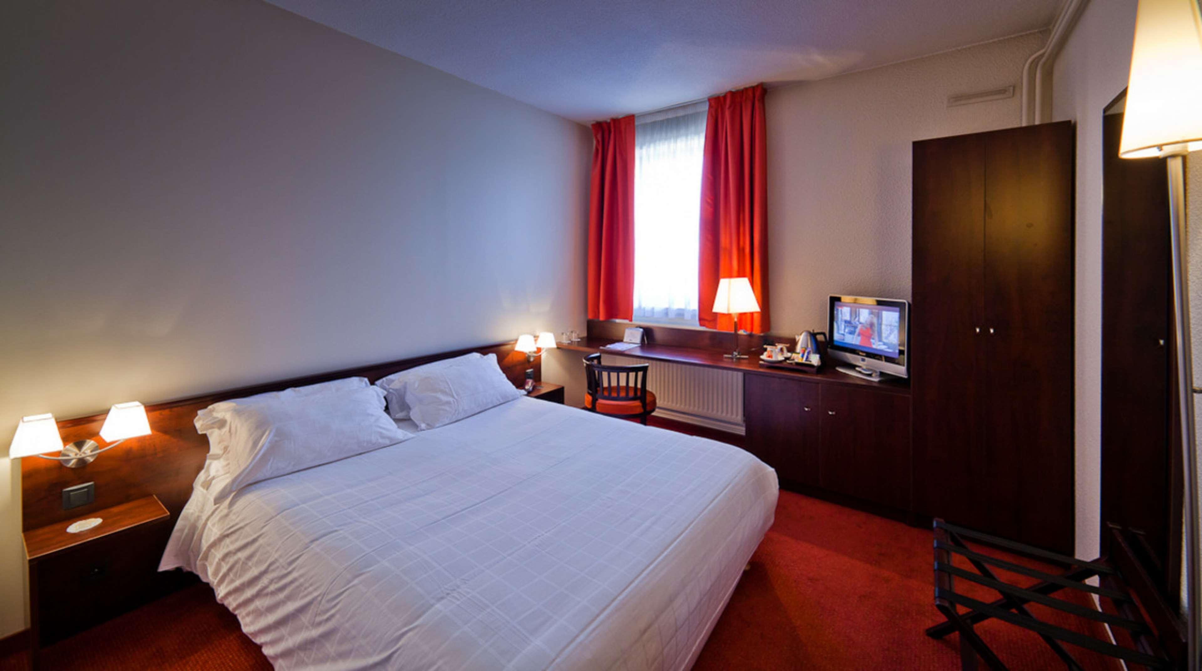 Kyriad Prestige Hotel 4*